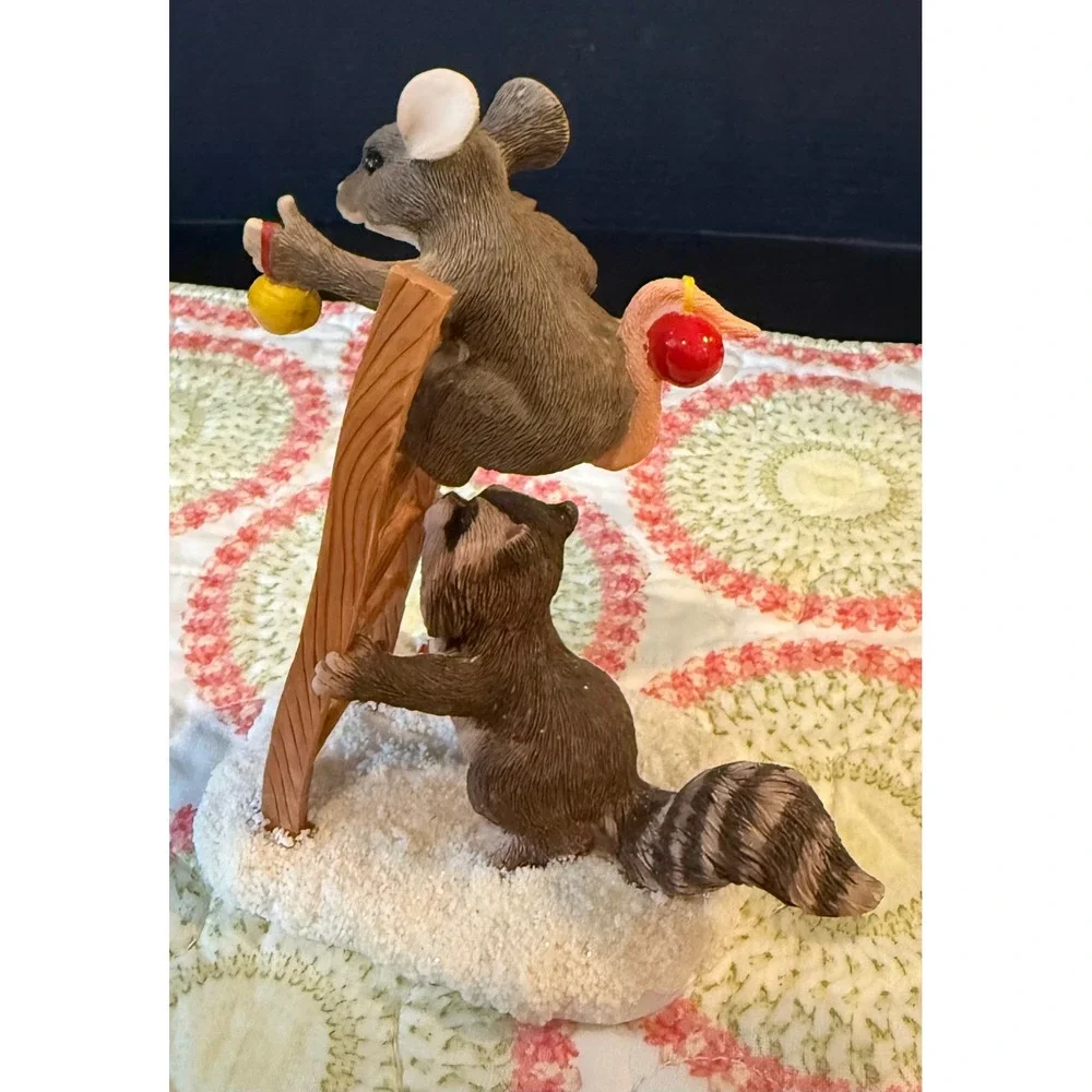 Charming Tails Fitz Floyd Figurine Trimming The Tree Mouse Raccoon Ladder 87/702